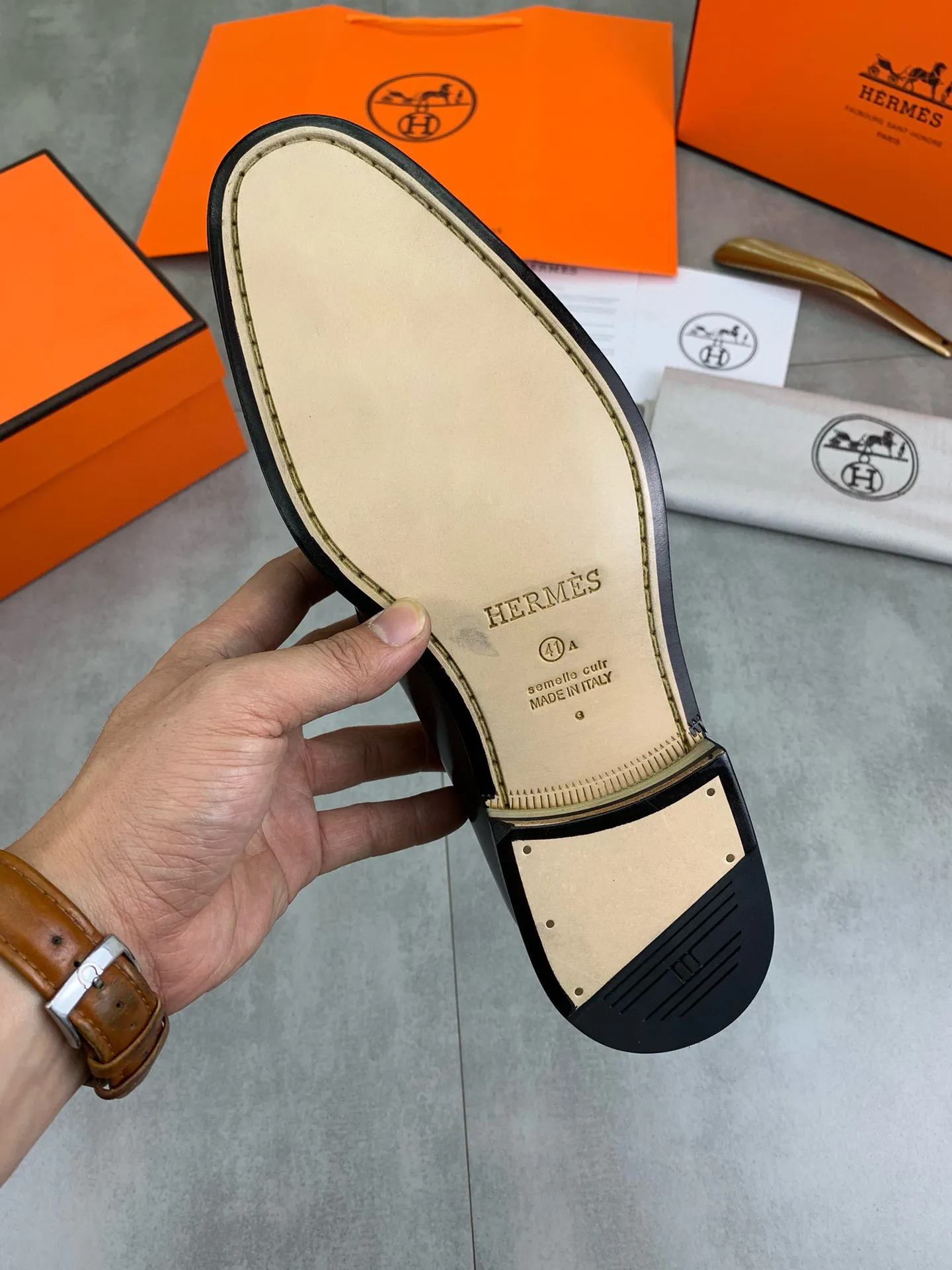 Factory price P960 💰Top version 💎💎💎 Original leather outsole Brand: Hermès (Hermès) Standard code: Men's size 39-44 (38, 45 can be customized) Grade: Same as the official website Original quality materials: Original soft calfskin Water-dyed cowhide lining Original Italian leather outsole Style categories: Men's fashion Formal casual leather shoes Slip-on men's shoes series Young fashion European and American trends, British style, colors: multiple options, counter packaging